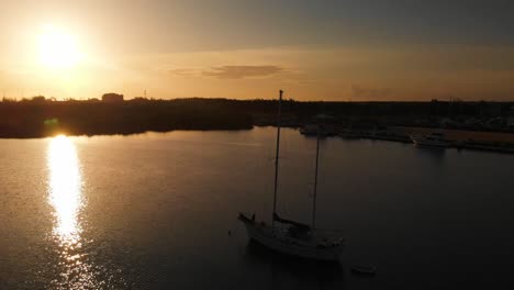 drone volando al atardecer cerca del club náutico y el puerto deportivo de las islas caimán