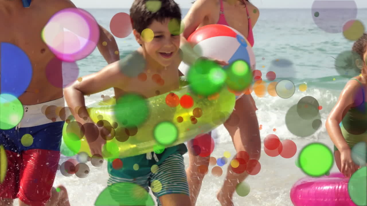 manchas móviles de luz de color con la familia en la playa