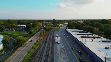 vuela por encima de la infraestructura de transporte en las afueras de la ciudad.