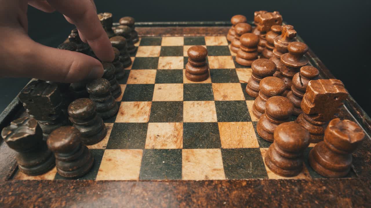 tablero de juego de ajedrez comenzando manos jugando