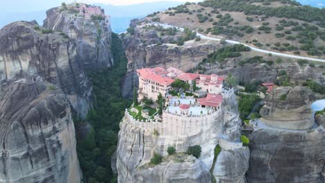 Vista-Aérea-De-Un-Monasterio-Construido-Sobre-Arenisca-En-Meteora-Grecia,-Antena