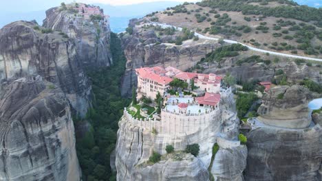 vista aérea de un monasterio construido sobre arenisca en meteora grecia, antena