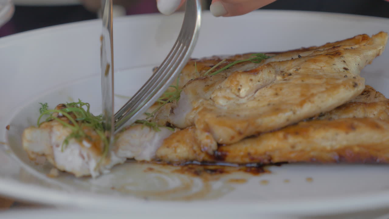 Speisen mit Hühnchengericht im Restaurant