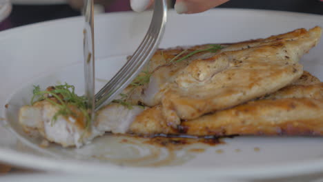 cena con plato de pollo en el restaurante