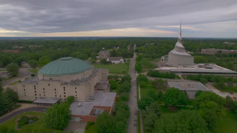 Centro-De-Reunión-Y-Templo-En-La-Independencia-De-Missouri-Con-La-Iglesia-De-Cristo,-La-Comunidad-De-Cristo,-El-Remanente-Y-La-Iglesia-De-Jesucristo-De-Los-Santos-De-Los-últimos-Días