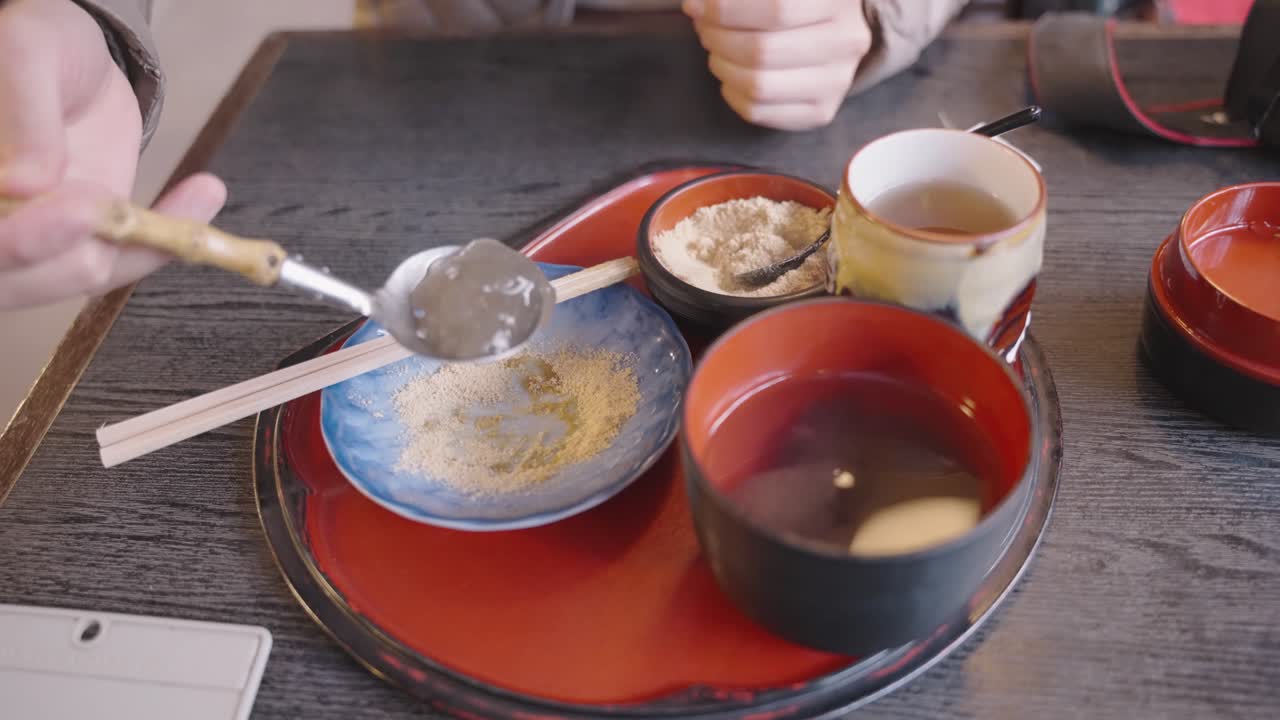 warabi-mochi caliente, cubierto con harina de kinako de soja tostada
