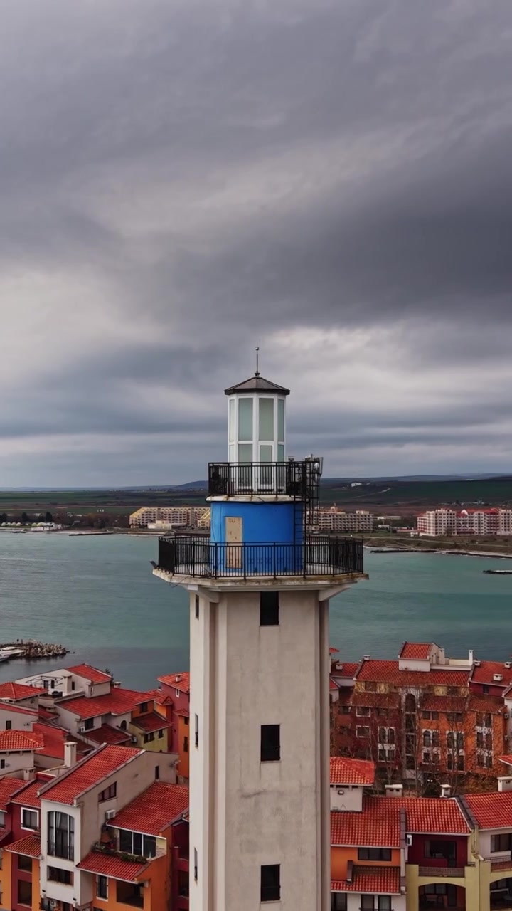 Vista aerea di un faro che si affaccia su edifici colorati in Bulgaria