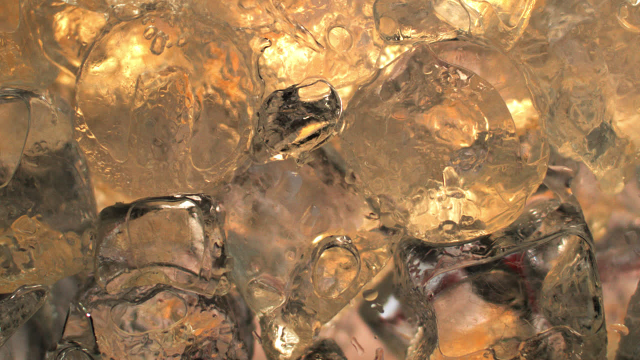 육즙이 많은 액체가 얼음에 부딪히다 1000+ fps 슬로우 모션-3