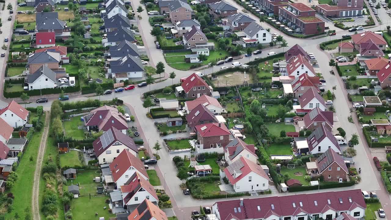 Area perumahan pinggiran kota dengan rumah keluarga tunggal dengan taman di sebuah kota kecil di Jerman