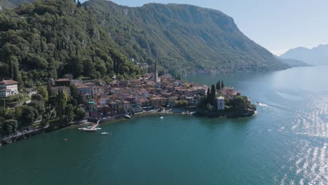 Antena-4k:-Retroceso-Lento-Sobre-Varenna,-Lago-De-Como,-Italia