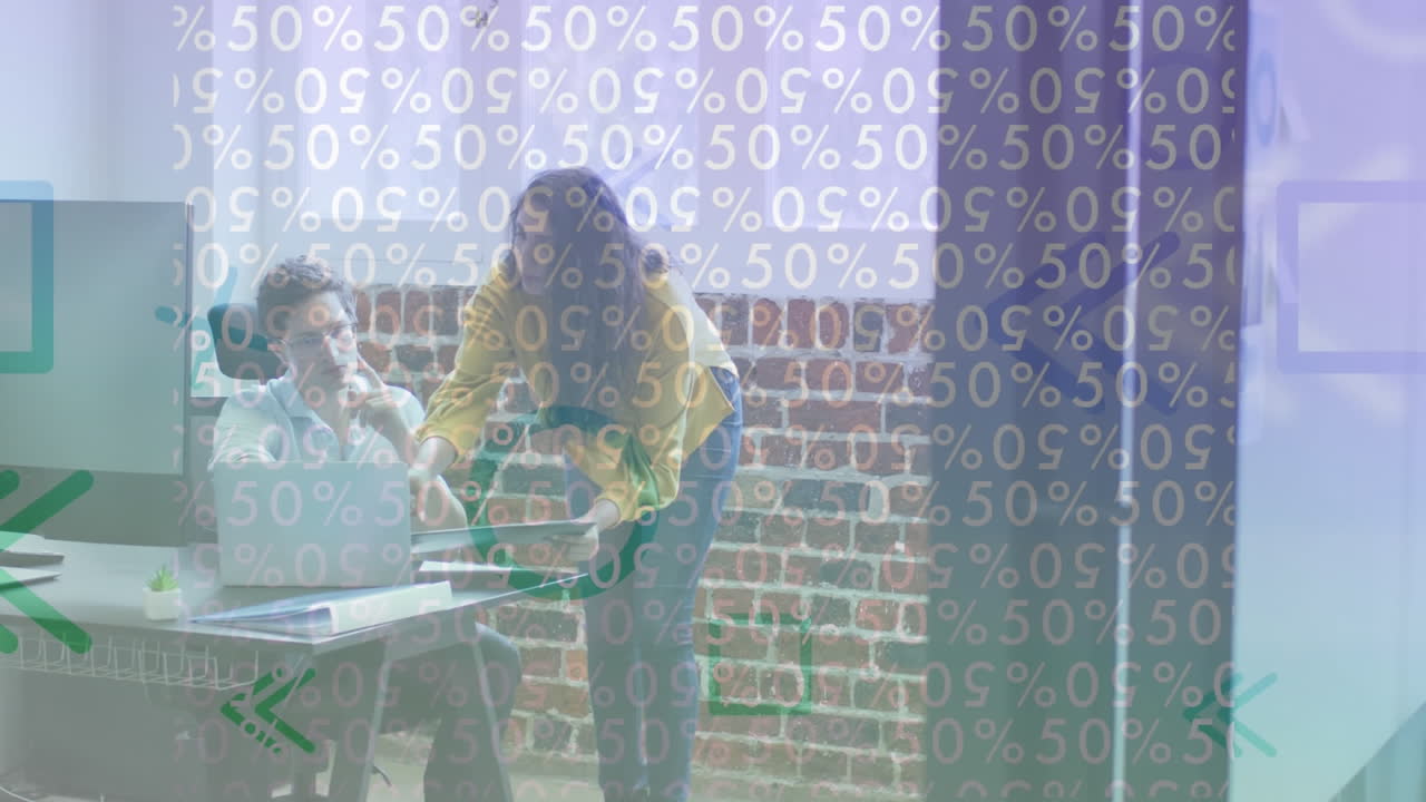 Animazione di elaborazione dati su professionisti che lavorano in ufficio