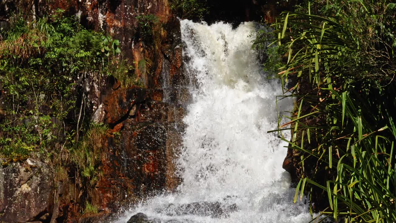 imágenes en cámara lenta de las poderosas cascadas de la cascada datanla en da lat, vietnam