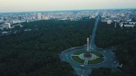 Antena-De-Drones-Sobre-La-Columna-De-La-Victoria-De-Berlín-Durante-El-Amanecer-Pan-Lento-Con-Autos-En-La-Carretera