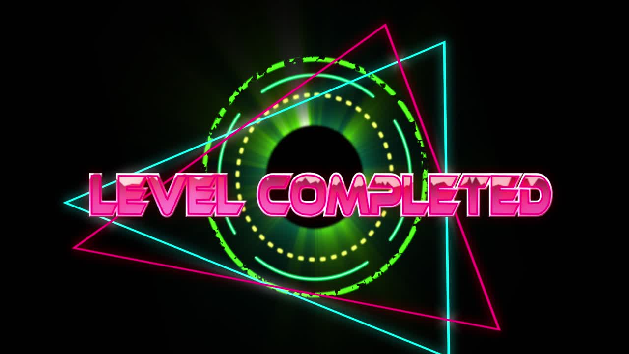 Animazione di un banner di testo 'livello completato' su uno scanner rotondo verde neon, su sfondo nero