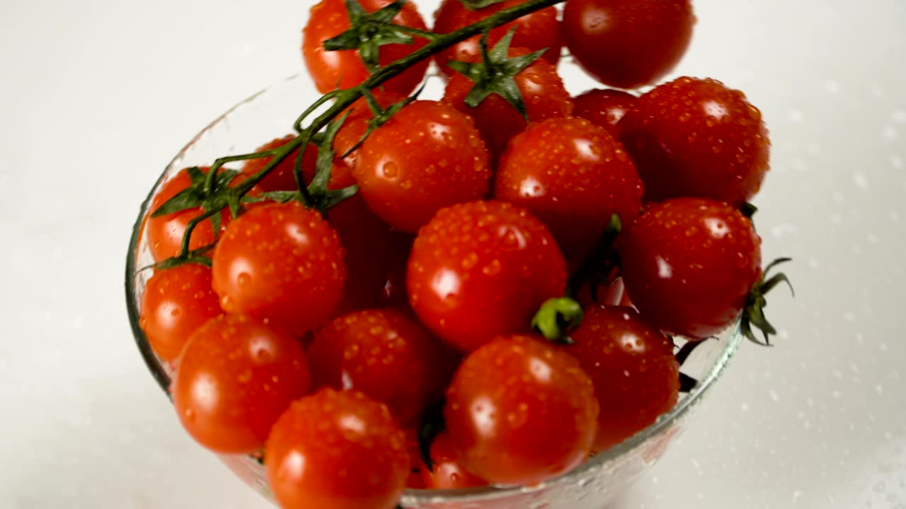 유리 그에 놓인 토마토