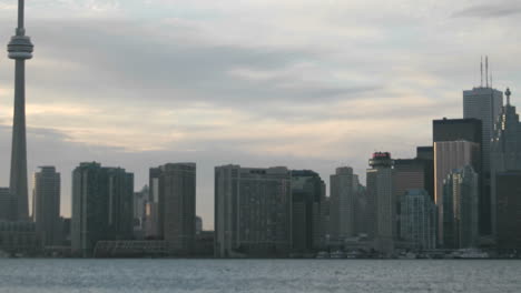 Los-Rascacielos-En-El-Horizonte-De-Toronto-Reflejan-La-Luz-Del-Sol-Dorada