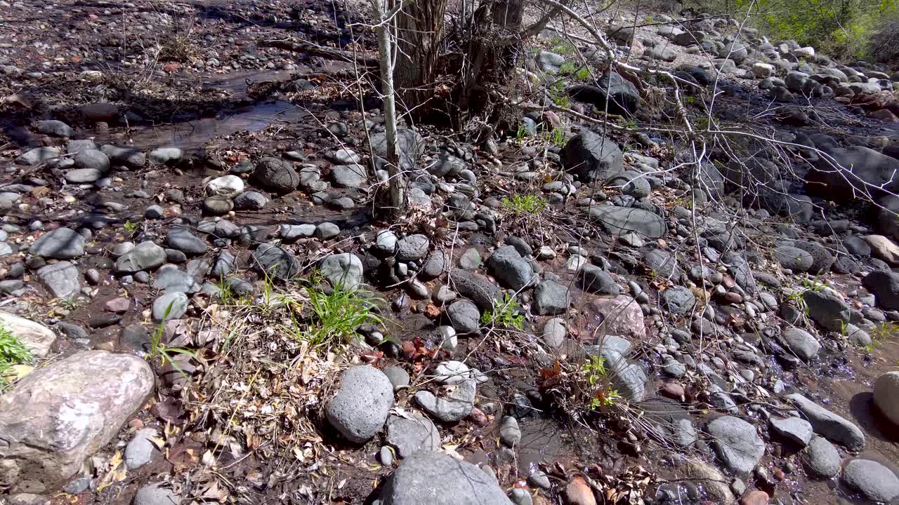 Panorâmica de pequenas cascatas formadas pelo escoamento de inverno em Oak Creek, Sedona