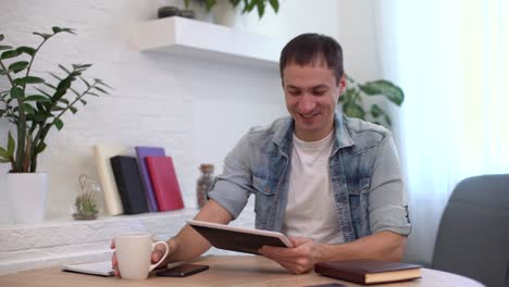 Mann-Arbeitet-Zu-Hause-Mit-Tablet-Am-Tisch