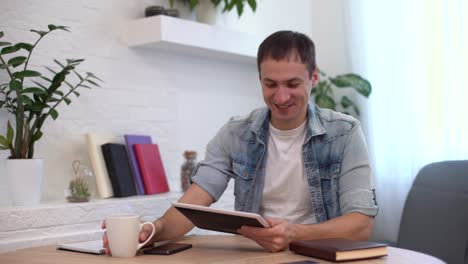 hombre trabajando con tableta en la mesa en casa