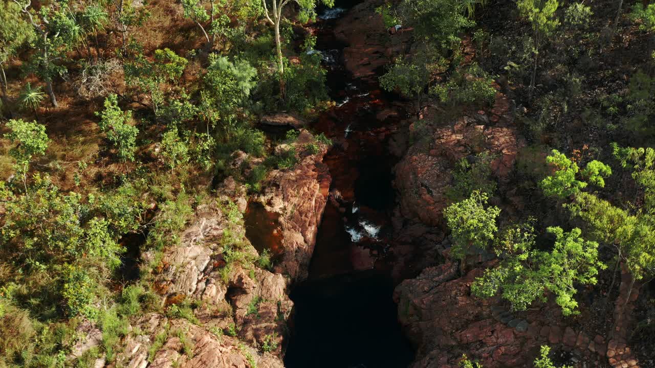 buley rockhole rodeado de un paisaje accidentado en el parque nacional litchfield en australia