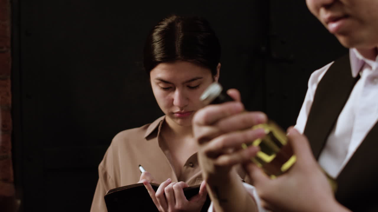 camareros haciendo inventario