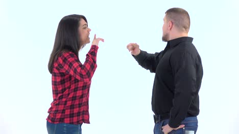 pareja discutiendo
