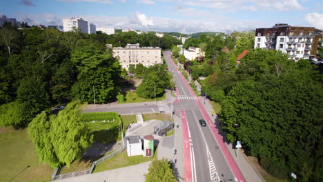 Überblick-über-Das-Stadtbild-Von-Gdynia-An-Einem-Sommertag-Mit-Flauschigen-Wolken-Am-Himmel-Im-Wohnviertel---Luftaufnahme