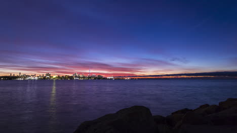 Zeitraffer-Des-Sonnenaufgangs-In-Toronto-Vom-Aussichtspunkt-Sheldon-Mit-Der-Skyline-Der-Innenstadt-über-Der-Bucht-In-Der-Ferne