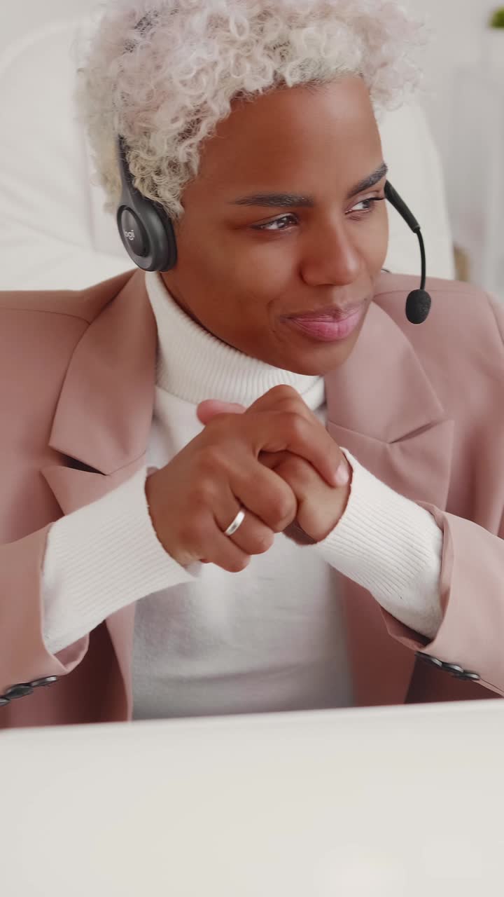 Conversation animée avec un casque dans un espace de travail moderne par un professionnel