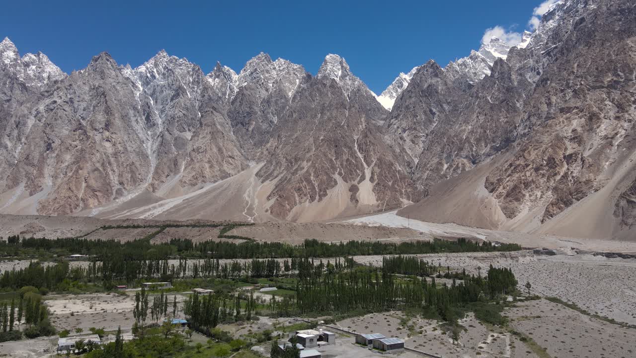 montañas del norte de pakistán, vista aérea del valle de hunza y cumbres cubiertas de nieve en un día soleado