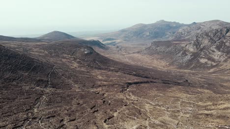 Incline-Hacia-Arriba-La-Vista-Aérea-De-Las-Impresionantes-Montañas-Mourne