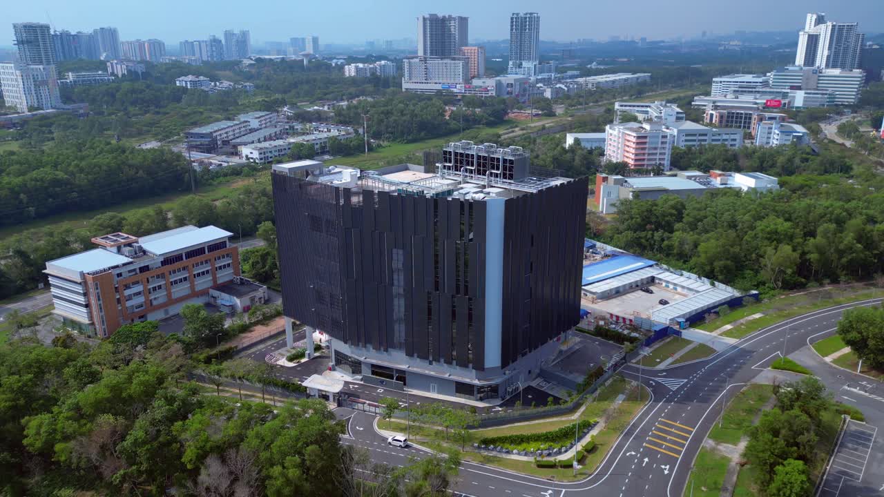 Enorme edificio de torre de centro de datos, que integra tecnología e infraestructura avanzadas en un entorno ecológico. Preciosa vista aérea ascendente con cámara de dron apuntando hacia abajo