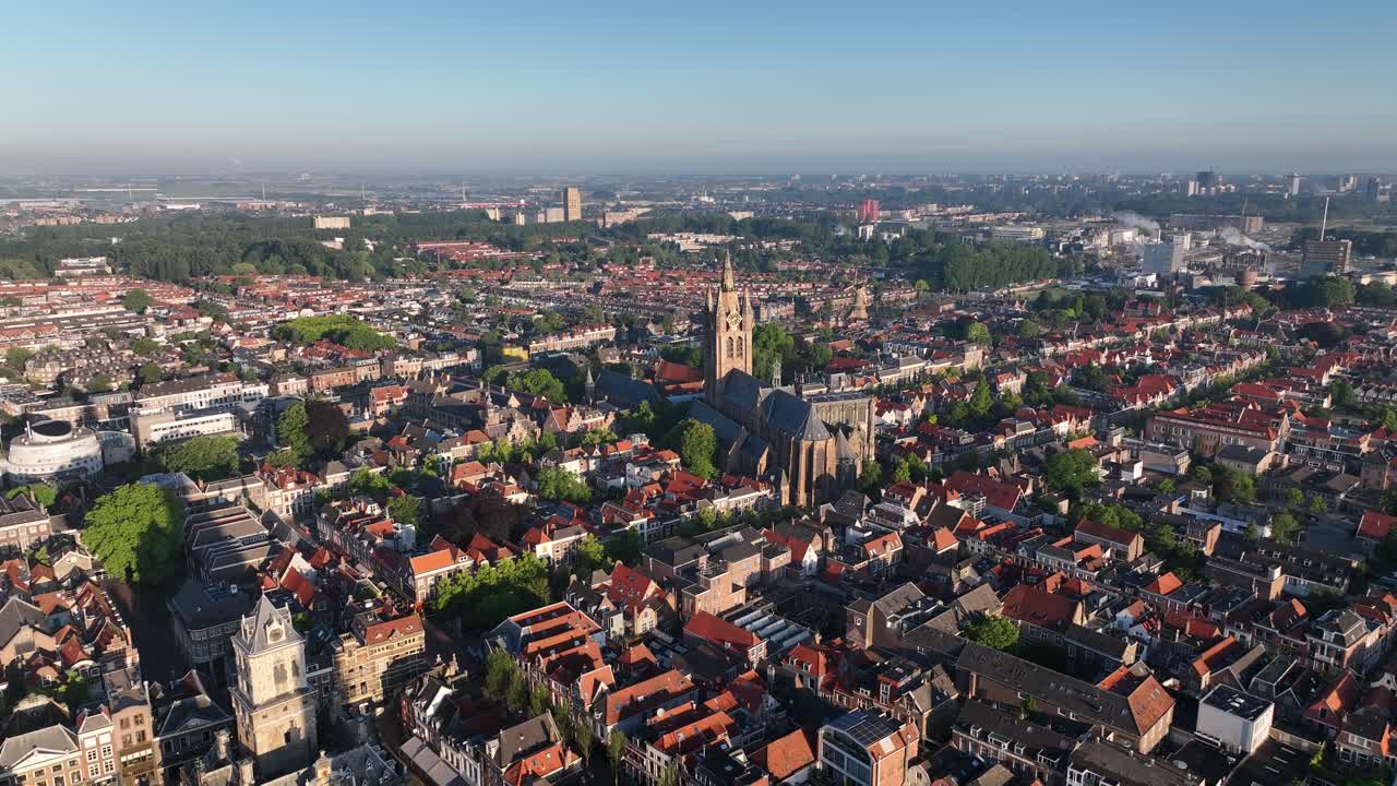 Panoramica a destra con drone che mostra lo skyline di Delft con la torre della Nieuwe Kerk in una luminosa giornata estiva