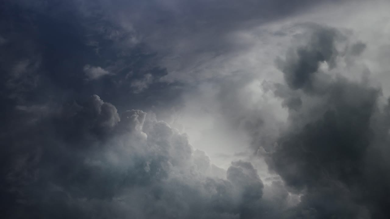 relámpagos pov en nubes cumulonimbus, tormenta eléctrica 4k
