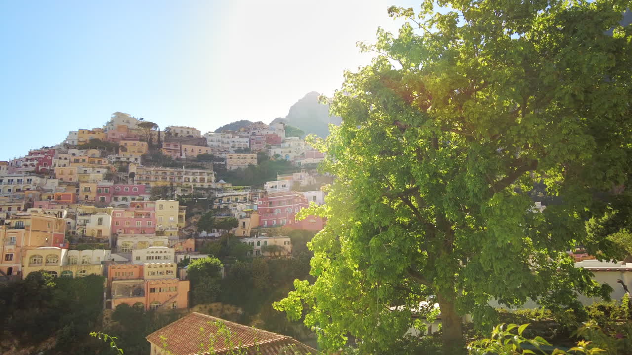 Paesaggio urbano di Positano, situata sulla costa del Mar Tirreno, Italia. File di edifici residenziali situati sulle colline, vegetazione
