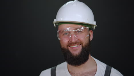 trabajador de la construcción sonriente