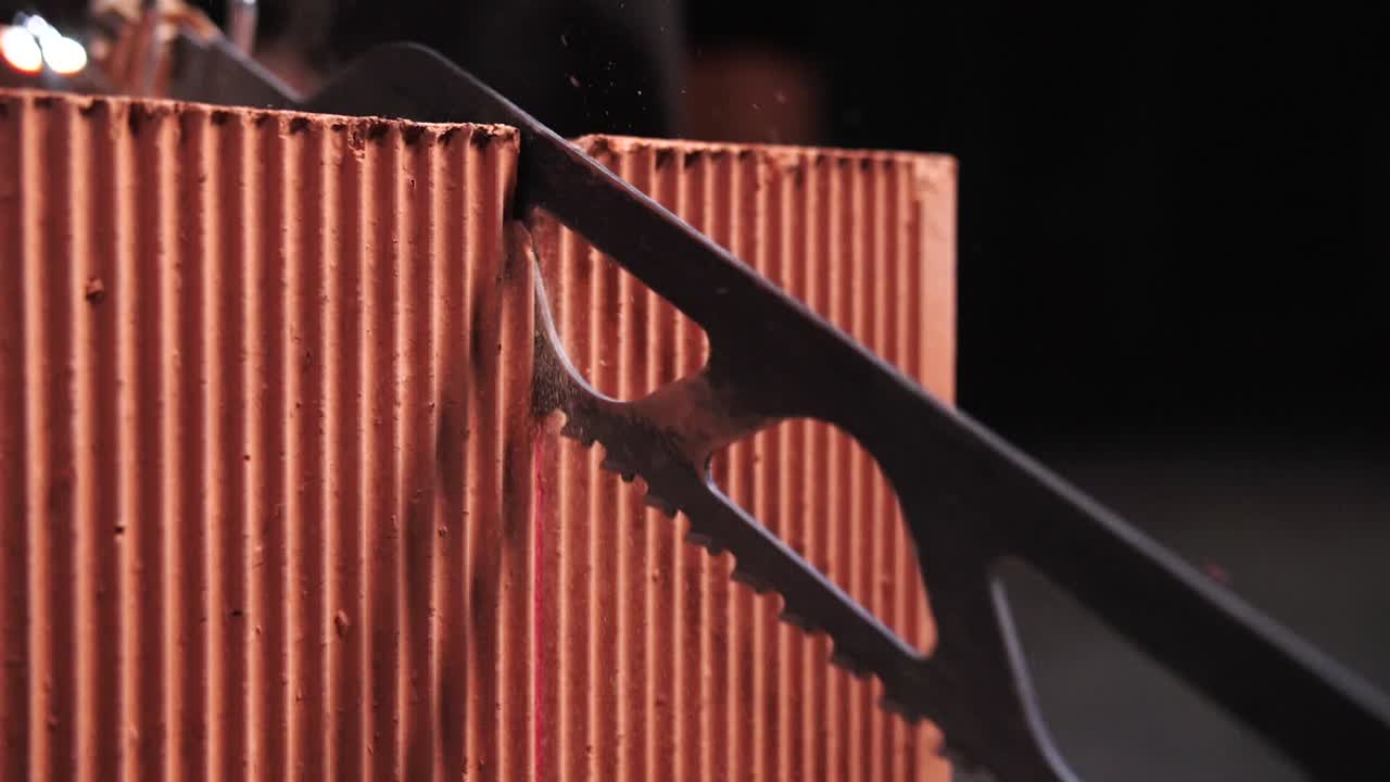 드 사로 벽돌을 잘라내는 것