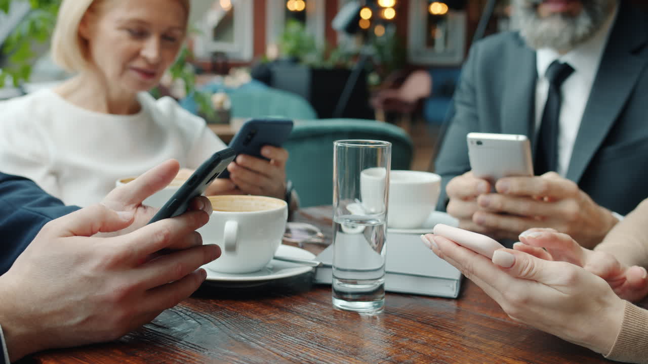 커피 ⁇  에서 회의 하는 사업가 들