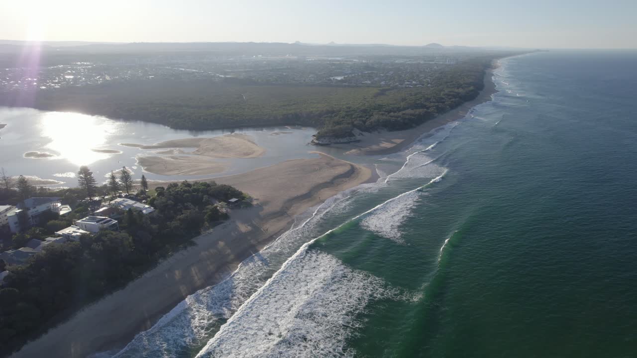 Ingresso del Lago Currimundi vicino alla spiaggia di Wurtulla nel Queensland, Australia