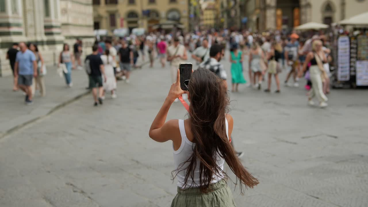 이탈리아의 피렌체에서 사진을 찍는 관광객