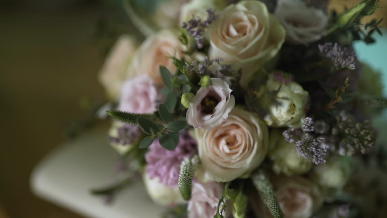 Splendide rose nuziali per i tavoli