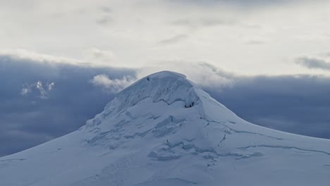 Paisaje-De-Primer-Plano-De-Montañas-De-Invierno-Al-Atardecer-Con-Glaciar,-Hermoso-Paisaje-Dramático-De-La-Antártida-Con-Escena-De-Hielo-Frío,-Primer-Plano-De-Detalle-De-La-Geografía-Del-Hielo-En-La-Península-Antártica