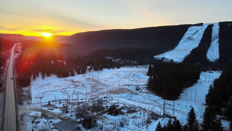 Das-Herz-Des-Stromnetzes:-Eine-Luftaufnahme-Einer-Hochspannungsumspannstation-Bei-Sonnenaufgang-In-Den-Verschneiten-Wäldern-Kanadas