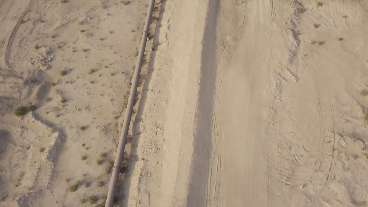 사막의 긴 송유관이 항공 영상을 공개하다