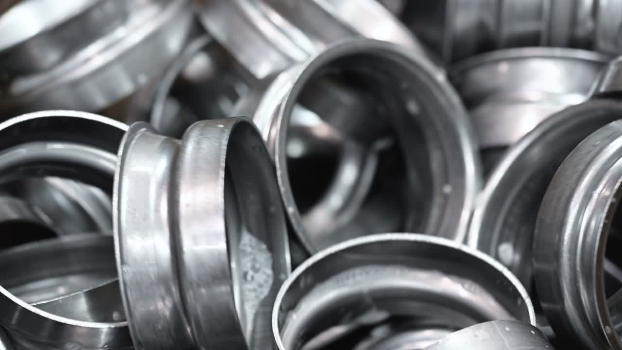금속 스핑 산업의 컨베이어 벨트에서 완성 된 금속 조각. 산업 배경.