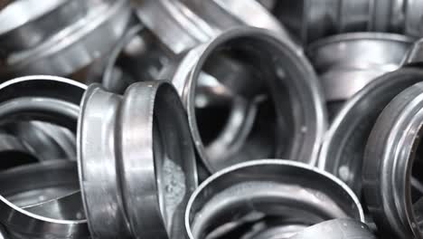 piezas metálicas terminadas en la cinta transportadora de la industria de estampado de metales. antecedentes industriales.