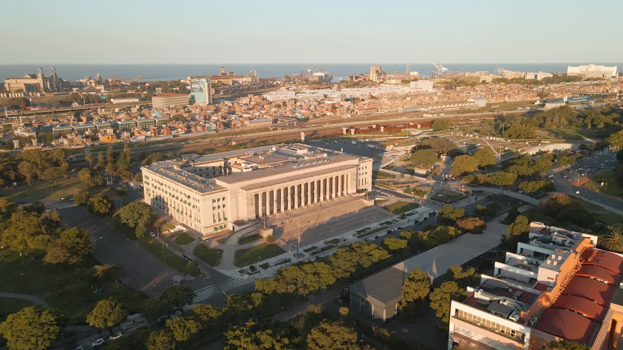 골든 아워에 부에노스 아이레스 대학교 법학부와 빌라 31의 공중 시차 촬영