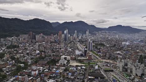 Bogotá-Colombia-Antena-V39-Vistas-Panorámicas-Sobrevuelo-De-Drones-Las-Américas-Capturando-El-Paisaje-Montañoso-Y-El-Paisaje-Urbano-De-Santa-Fe,-Teusaquillo-Y-El-Centro-De-La-Ciudad---Filmado-Con-Cine-Mavic-3---Noviembre-De-2022