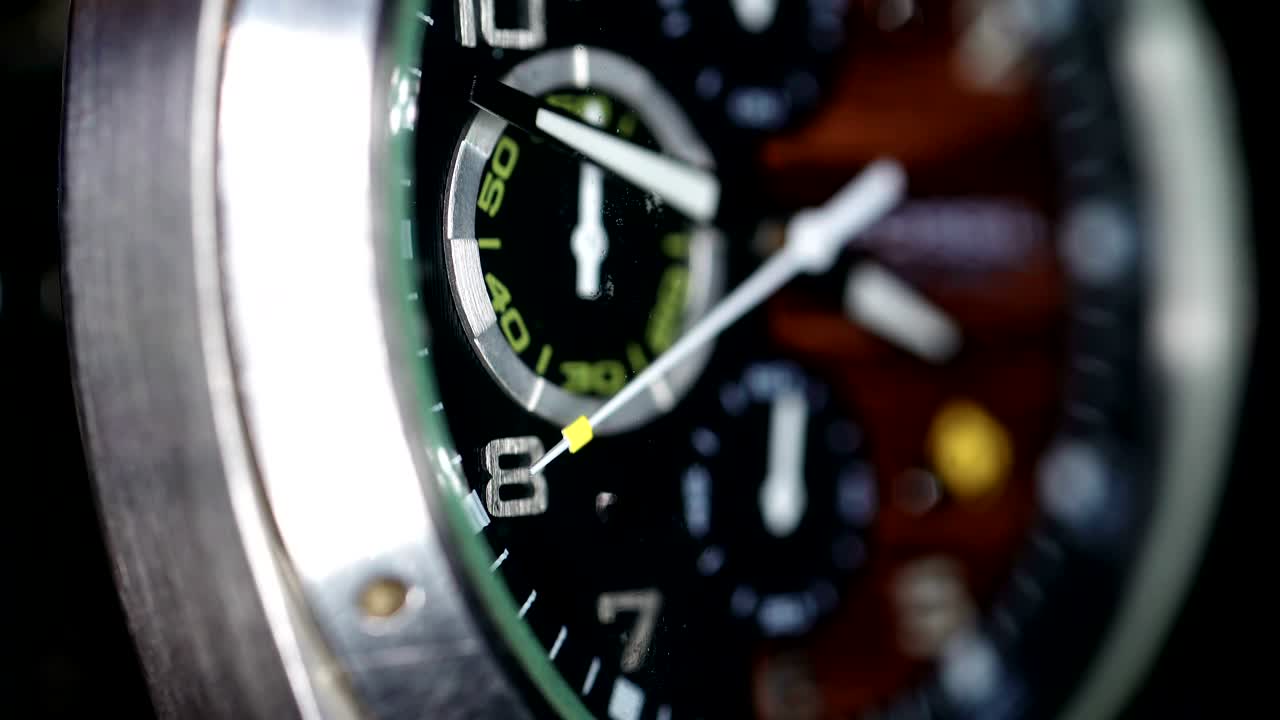 la manilla de segundo haciendo tictac en un disparo macro del reloj de muñeca