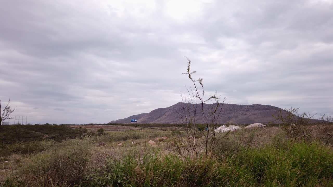 tráfico en un camino rural, en el desierto